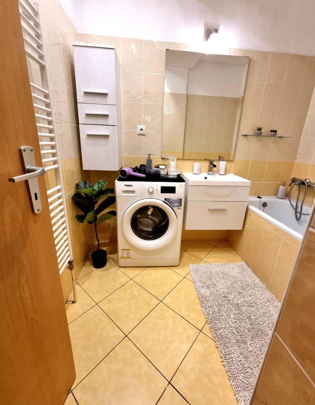 Apartment Banska - City Centre & Private Parking Банська Бистриця Екстер'єр фото